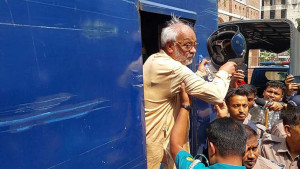 ক্ষুব্ধ আখতারুজ্জামান হেলমেট ছুঁড়ে ফেলে যা বললেন