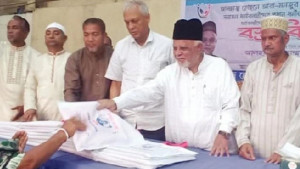 বিএনপি নেতাদের সঙ্গে নিয়ে বস্ত্র বিতরণ করলেন মনজুর আলম