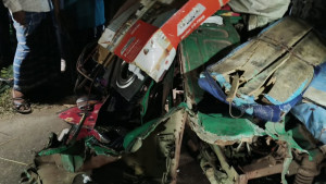 ওভারটেক করতে গিয়ে অটোরিকশাকে বাসের ধাক্কা, নিহত ২