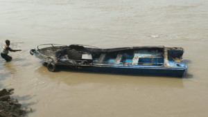 পদ্মায় জলদস্যুদের দুই পক্ষের সংঘর্ষ, পোড়ানো হয় দুই স্পিডবোট
