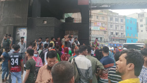 ন্যূনতম মজুরি ৩০ হাজার টাকা করার দাবিতে মিরপুর-১০ অবরোধ