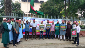 ১৩তম গ্রেডে আবেদনের সুযোগ চেয়ে শাহবাগে সংযুক্ত ইবতেদায়ি শিক্ষকদের অবস্থান