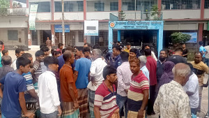 হাসিল দেওয়ার পরও কৃষককে মারধর, ইউএনও কার্যালয় ও হাট অফিস ঘেরাও