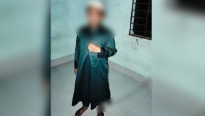 দরজা বন্ধ করে মাদ্রাসাছাত্রকে এলোপাতাড়ি চড়-থাপ্পড়, বেঁধে রাখা হয় শিকলে