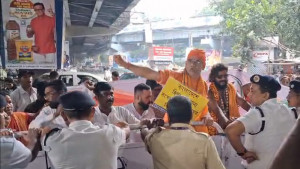 চিন্ময়ের মুক্তির দাবিতে কলকাতায় বাংলাদেশ মিশন ঘেরাওয়ের চেষ্টা