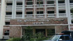 আদালত ভবনে দুই নারীর মারামারি, মামলা করলেন বিচারক