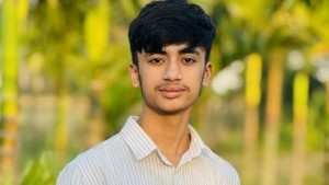 সংসারের হাল ধরা ফয়সালের প্রাণ গেল বাসচাপায়