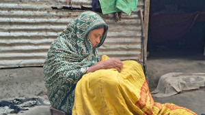 জমি না পেয়ে ৮০ বছরের মাকে বাড়িছাড়া করার অভিযোগ অধ্যক্ষের বিরুদ্ধে