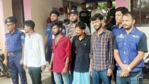 জঙ্গল সলিমপুরে পুলিশের অভিযান, অস্ত্র-গুলিসহ গ্রেপ্তার ৪