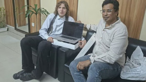 ল্যাপটপ-ক্যামেরা হারানো জার্মান তরুণকে ম্যাকবুক উপহার দিলেন ব্যবসায়ী