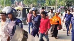 মাদক মামলায় গ্রেপ্তার ব্যক্তি মুক্তির দাবিতে এসপি কার্যালয়ের সামনে বিক্ষোভ, আটক ২০