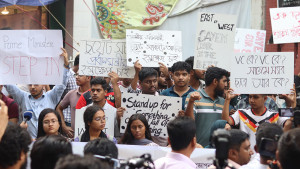 উপাচার্য পুনর্বহালের দাবিতে চট্টগ্রামে মানববন্ধন