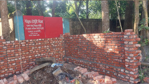 চলাচলের পথ বন্ধ করে দেয়াল নির্মাণ, অবরুদ্ধ দুই পরিবার