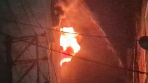 চকবাজারে সাততলা ভবনে আগুন, নিয়ন্ত্রণে কাজ করছে ১০ ইউনিট