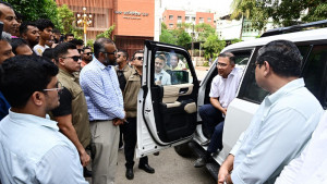 আজিমপুর সরকারি কোয়ার্টারের অপরিচ্ছন্নতায় অসন্তুষ্ট প্রধানমন্ত্রী