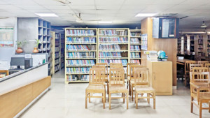 লাখো বই বাক্সবন্দি, সুনসান পাবলিক লাইব্রেরি