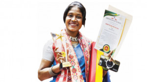 যে মেয়ে পথে ফিরে গেছে