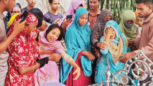 সাতজনকে দাফন, শোকে মুহ্যমান চার গ্রাম