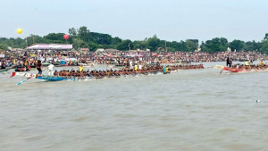 কালীগঙ্গায় জমজমাট নৌকাবাইচ