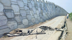 এশিয়ান হাইওয়ে সড়কে ফাটল