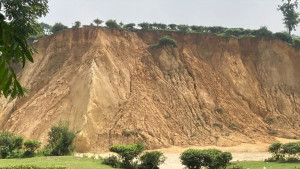 ক্ষয়েই চলেছে পাহাড়ি টিলা