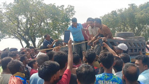 ইজিবাইকে পড়ল ক্রিকেট বল পাঁচ গ্রামবাসীর সংঘর্ষ