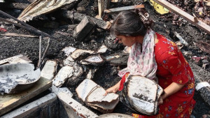‘বই-খাতা সব পুড়ে গেছে ক্যামনে লেখাপড়া করব’