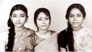 তিন তরুণীর ধাক্কায় খুলেছিল যে দরজা