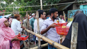 পানি-তেলে ‘ফুঁ’ দেন হুজুর, দানবাক্সে পড়ে লাখ টাকা