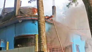 ভোরে তিন আসামি  গ্রেপ্তার, দুপুরে তাদের  বাড়িতে আগুন