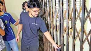 উপাচার্য অবরুদ্ধ, ভবনে তালা বিদ্যুৎ-পানির সংযোগ বিচ্ছিন্ন