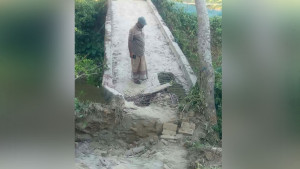 চার বছর ধরে পাটাতন ভাঙা সেতুটি ধসে পড়ল খালে