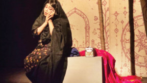 প্রচলিত দেয়াল ভাঙার এক মঞ্চপ্রয়াস