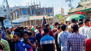 বেতনের দাবিতে দুই দফা সড়ক অবরোধ