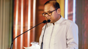 সাহিত্য জীবনের সত্য তুলে ধরে