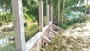 খাসজমি দখল, বহমান খালের গতিরোধ করে সীমানা প্রাচীর