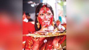 নদীর ওপারে রাজবাড়ি ঘরে নাড়ুর ঘ্রাণ