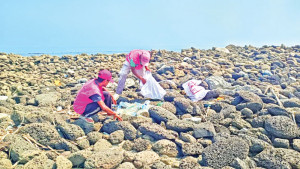 বর্জ্য সরছে, অনিশ্চয়তা কাটছে না