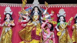 দুর্গা প্রতিমা সাজাতে চকলেট কয়েন