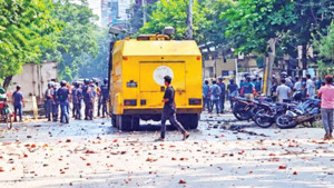 উত্তরায় পুলিশ ও পোশাক শ্রমিকদের সংঘর্ষ, আহত অর্ধশত