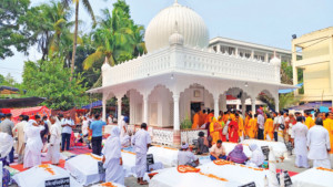 ভক্ত-অনুরাগীর পদচারণায় মুখর আখড়াবাড়ি