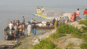নিষেধাজ্ঞা উপেক্ষা করে রাতভর পদ্মা-মেঘনায় মা ইলিশ শিকার