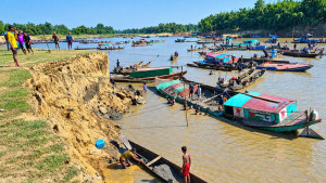 অবৈধভাবে বালু উত্তোলনের মামলায় আসামির তালিকা নিয়ে প্রশ্ন