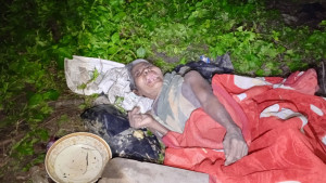 ঘন জঙ্গলে মাটিতে শুয়ে কাঁদছেন বৃদ্ধা