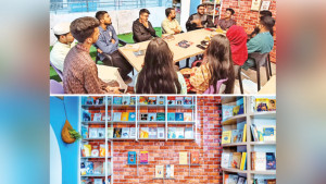 বিনামূল্যে বই পড়ানো তরুণ