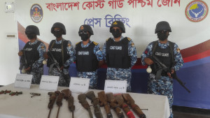সুন্দরবনে কোস্ট গার্ডের অভিযানে অস্ত্র ও গোলাবারুদ উদ্ধার