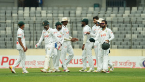 নাঈমের চার উইকেটে ২৭ রানের লিড বাংলাদেশের