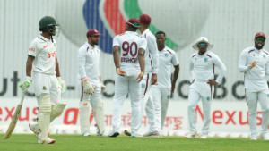 ব্যাটিং বিপর্যয়ে বাংলাদেশ