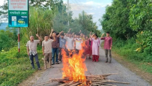 সাজেকে আবারও সড়ক অবরোধ, আগুন জ্বালিয়ে বিক্ষোভ