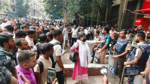 প্রশ্নপত্র ফাঁসের অভিযোগে নিয়োগ পরীক্ষা স্থগিত, সড়ক অবরোধ পরীক্ষার্থীদের